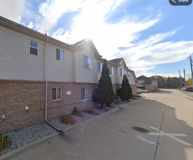 Building Photo - Roseville 8 Unit