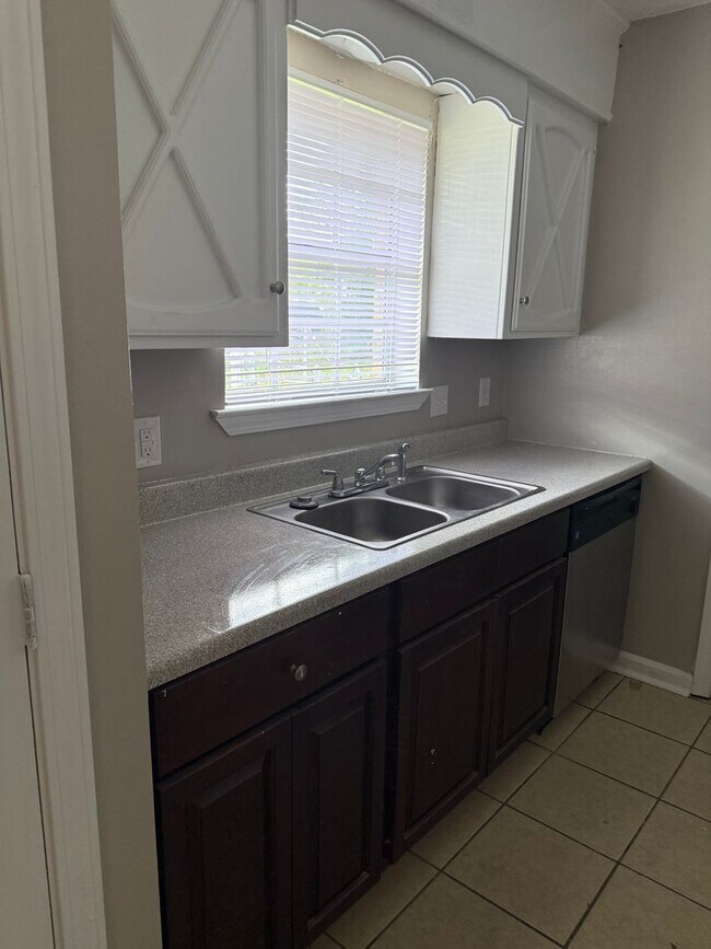 Building Photo - $550.  Move in Special!!!!