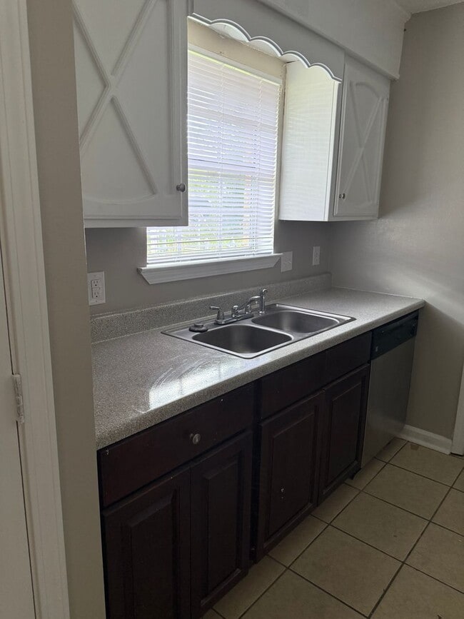 Building Photo - $925 with move in Special!