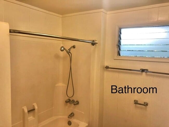 Building Photo - 2 bedroom 1 bathroom perched on the hillsi...