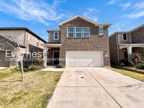 Building Photo - 5 Bed/3 Bath Home with Fenced Yard & Garage / Pet-Friendly / Available Now!