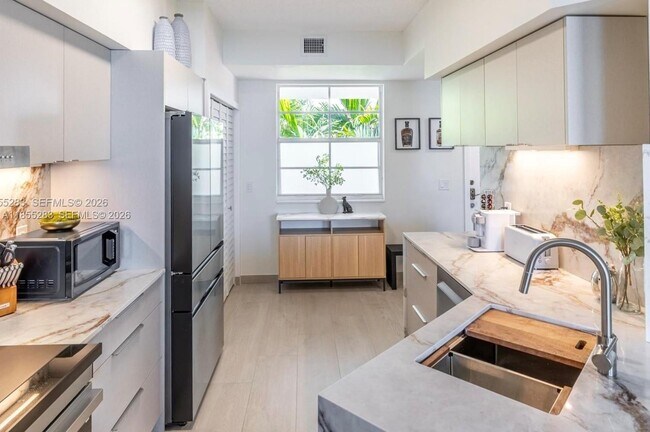 Building Photo - 3255 NE 184th St