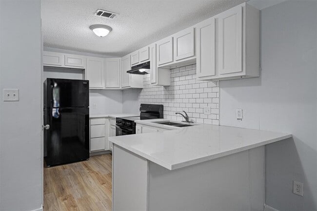 Building Photo - 520 Lenora Dr