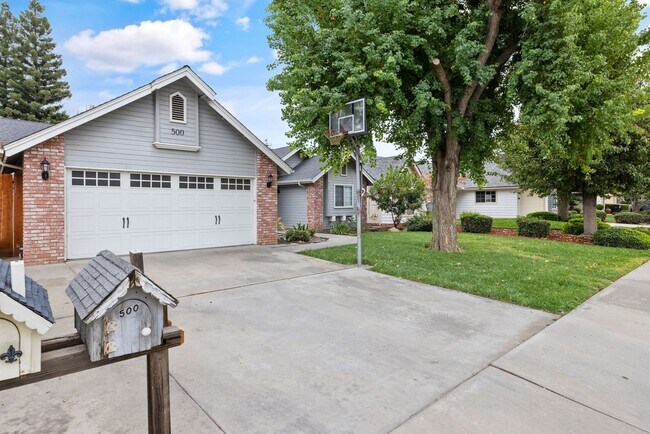 Building Photo - Pet Friendly, Updated NW Visalia Home Avai...