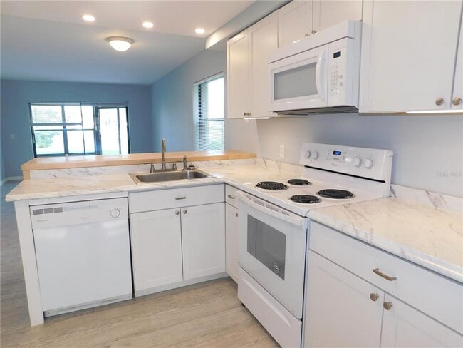 Building Photo - 331 Woodlake Wynde