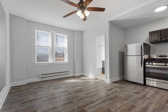 Primary Photo - 5860 N Kenmore Ave