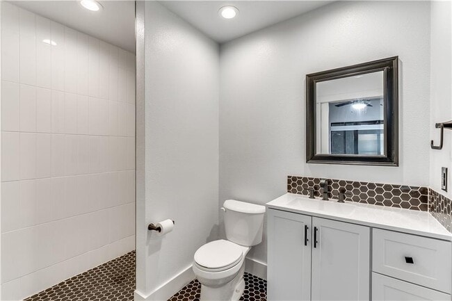 Building Photo - 1723 N Chestnut Ave