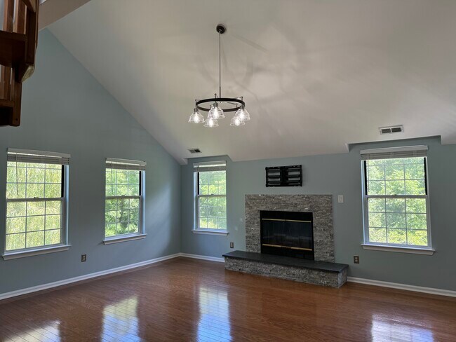 Building Photo - 1303 Golden Pl