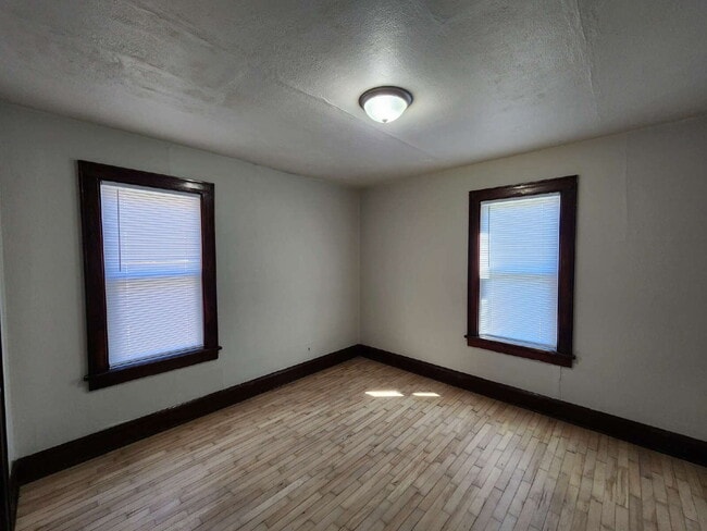 Building Photo - 2 Bedroom Lower Heat & Water Included
