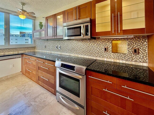 Building Photo - 6422 Collins Ave