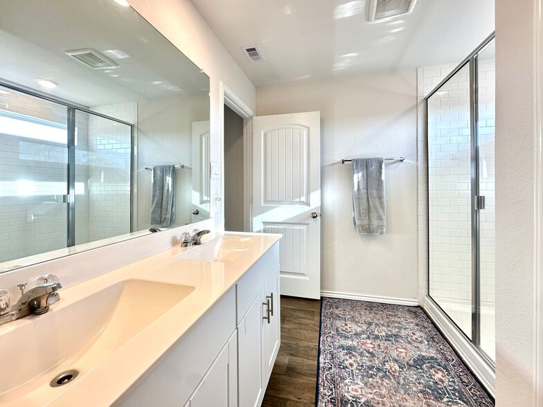 Building Photo - 331 N Richland Dr