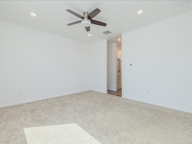 Building Photo - $500 OFF FIRST MONTHS FULL RENT!