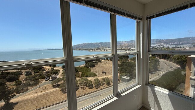 Building Photo - Epic REA - Top floor, Sweeping Views, 3 BR...