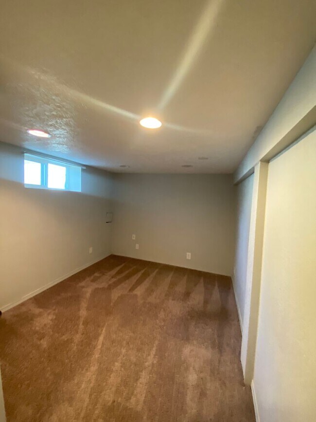 Building Photo - Move-in Special-One month free rent!! 4 be...