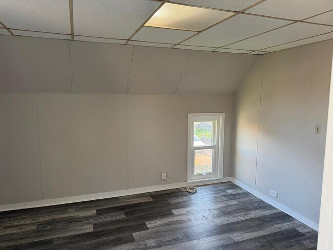 Building Photo - 930 S Victory St