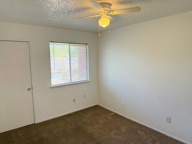 Building Photo - 5321 Pinewilde Dr