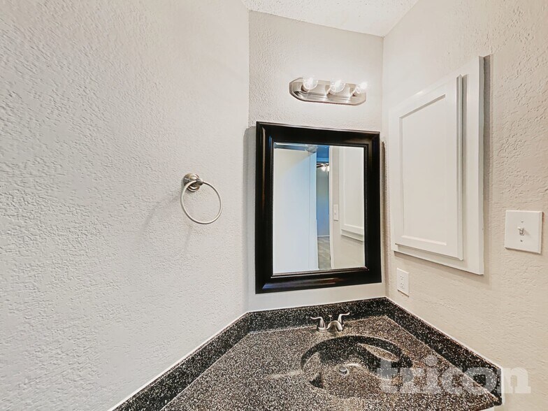 Building Photo - 5412 Boxelder Dr