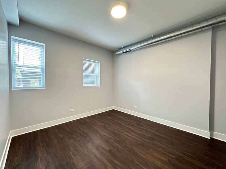 Building Photo - 2149 W Wilson Ave
