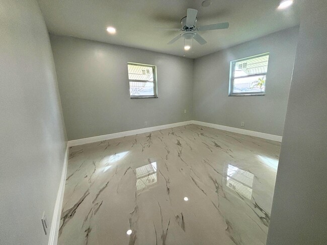 Building Photo - 1307 SW 24th St