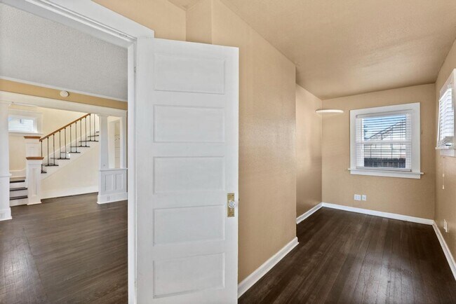 Building Photo - Spacious 3-Bed Tacoma Home w/ Office, A/C,...