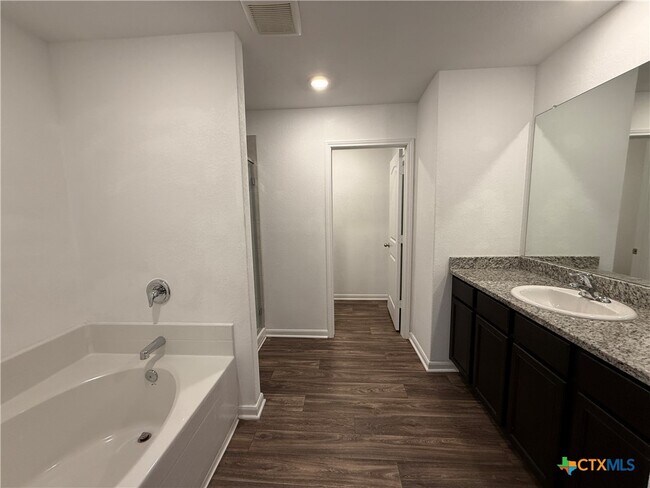 Building Photo - 761 Greenway Trl