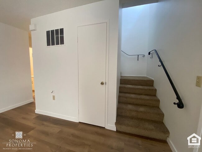 Building Photo - Charming 2 Bed / 1.5 Bath Duplex in Sonoma!
