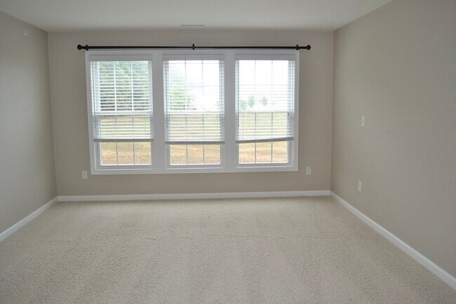 Building Photo - 8 Spicebush Ct