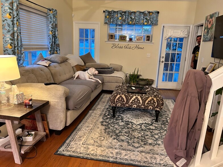 Building Photo - 324 Gallery Way