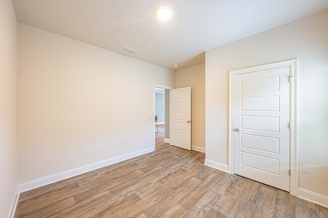 Building Photo - 32667 Revere Dr