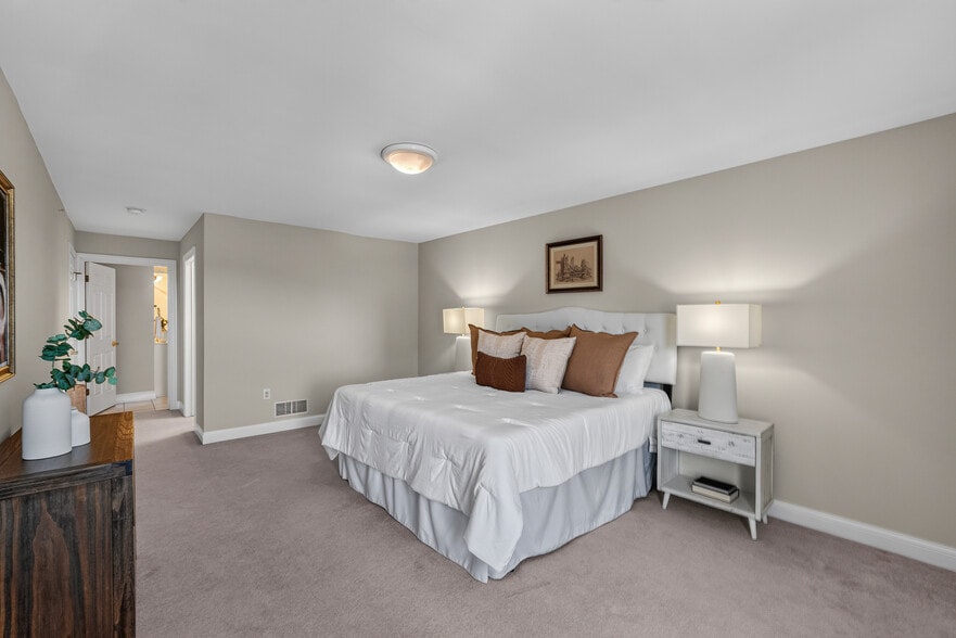 Primary Bedroom - 1920 N Farwell Ave