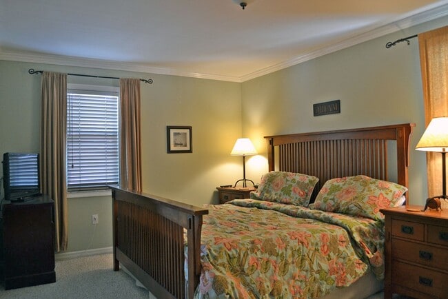 Building Photo - 5157 Sandy Beach Ave