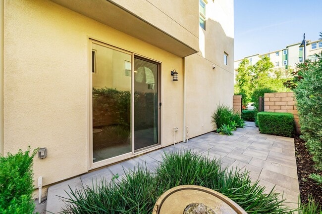 Building Photo - Split level floor plan on a gorgeously upgraded home