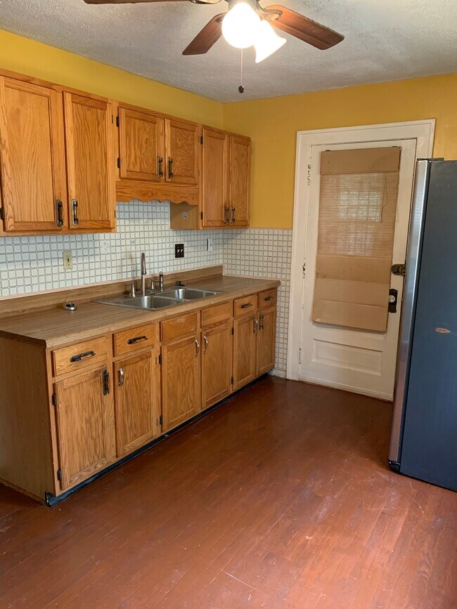 Building Photo - 13410 Rugby Rd