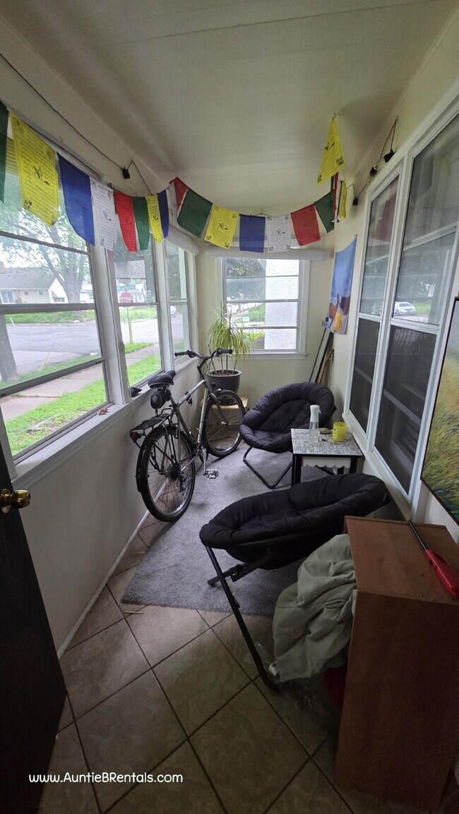 Building Photo - 2BR/1BA Duplex in NE Minneapolis 8/1 move in