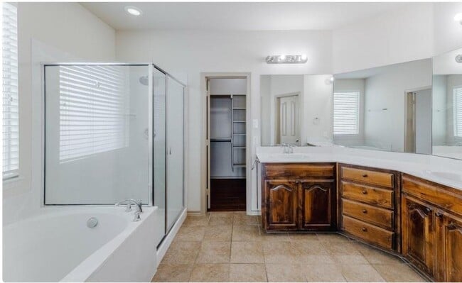 Building Photo - 1619 Brighton Downs