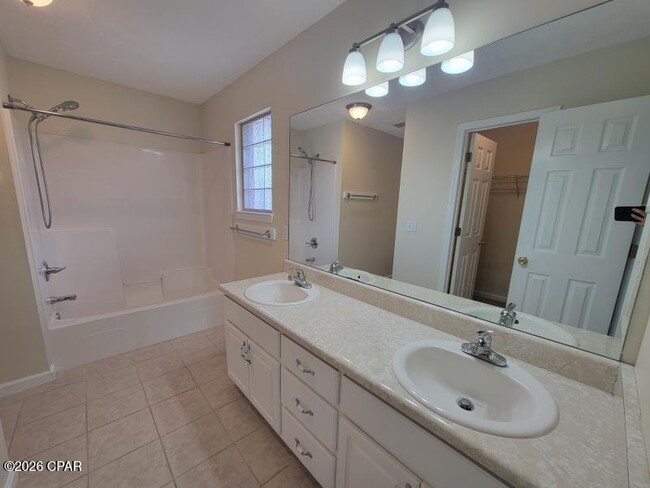 Building Photo - 2406 Maple Ct