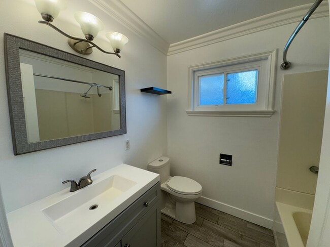 Building Photo - Beautiful 3Bd/2Ba Home With Pool Located I...