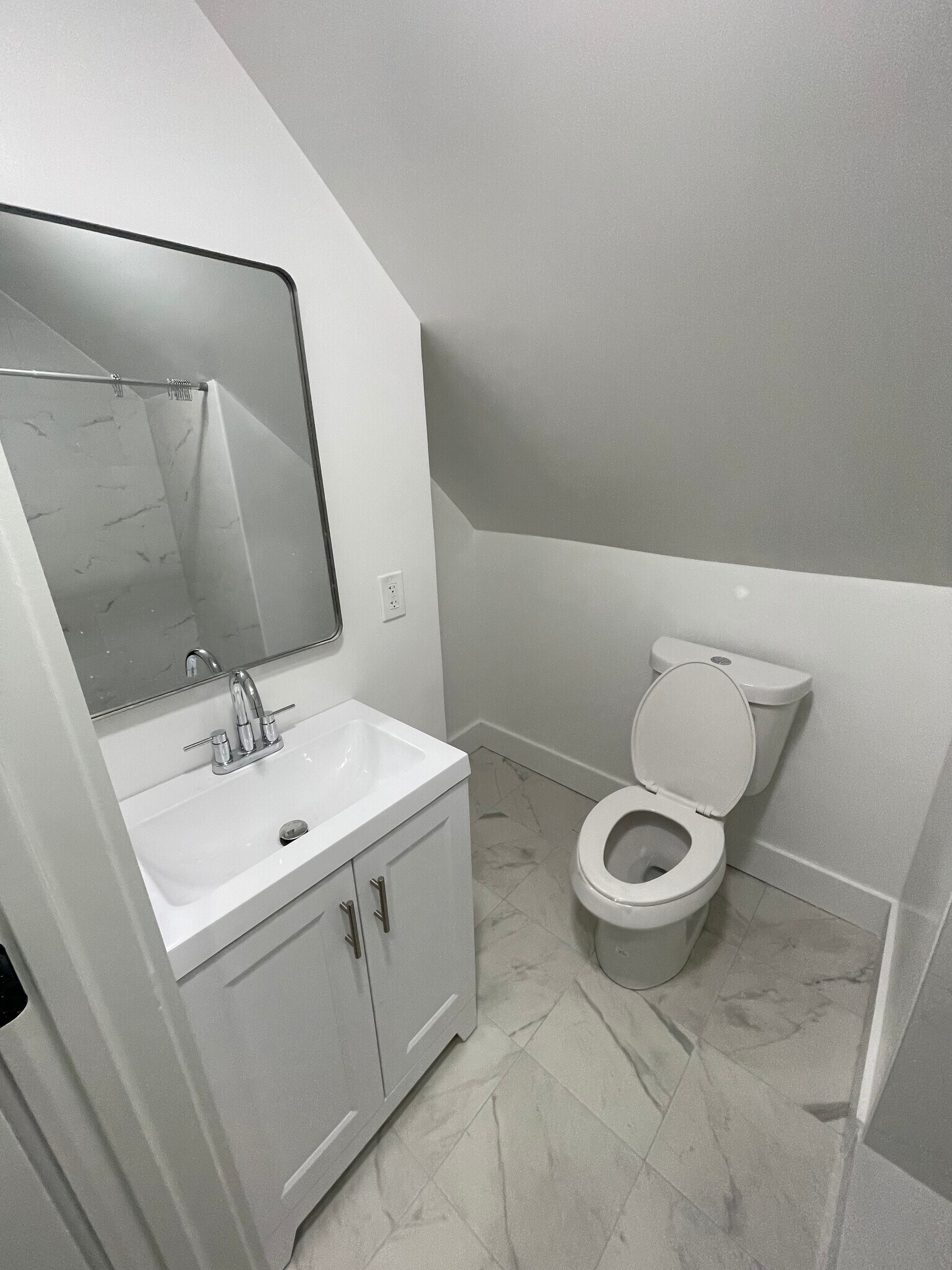 Building Photo - 13 Division St W