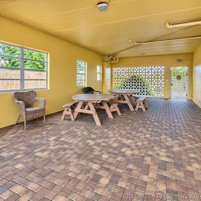 Building Photo - 815 Middle River Dr