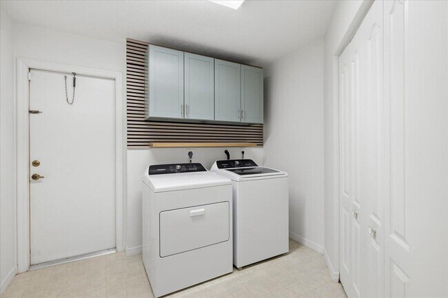 Building Photo - 1902 SE Gaskins Cir