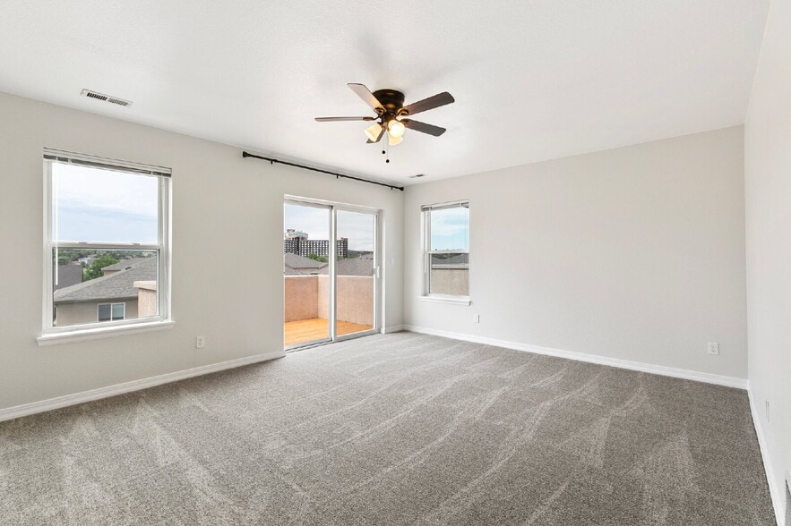 Building Photo - Updated Townhome with Views – Minutes to P...