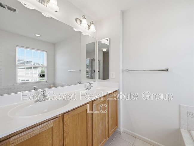 Building Photo - 1247 Mare St