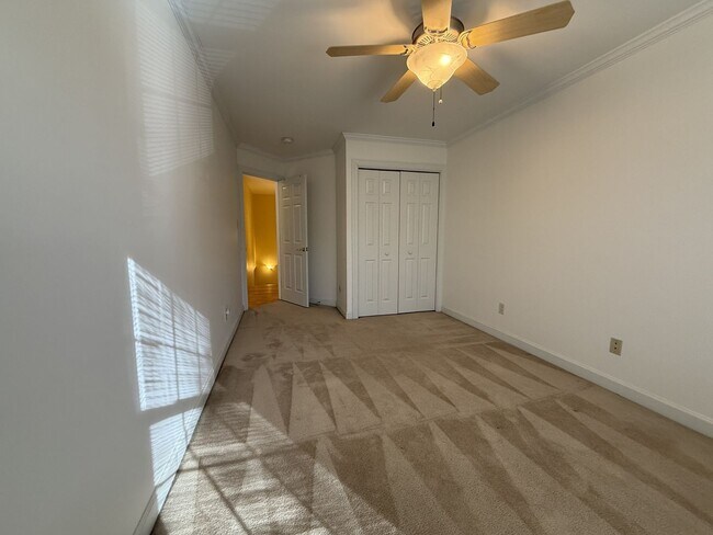 Building Photo - Immaculate End-Unit Townhome in Port Warwick