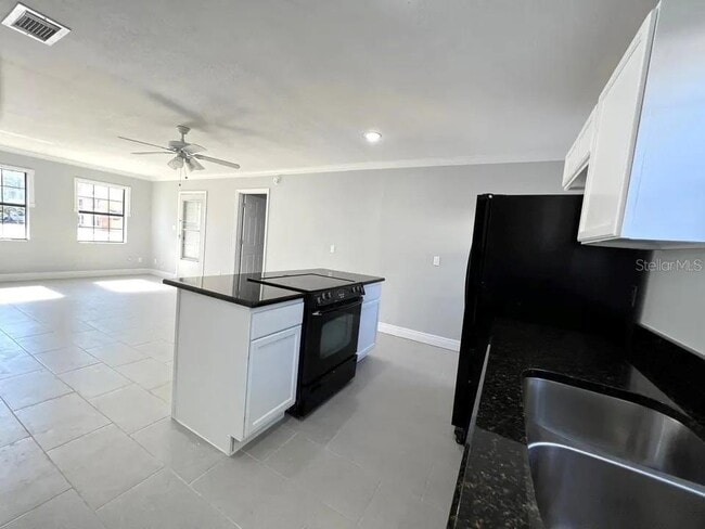 Building Photo - 453 Hemlock St