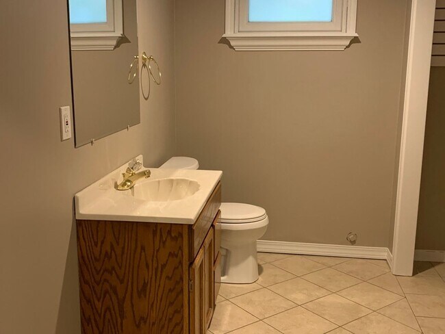 Building Photo - Large 4 Bedroom/3 Bath Home in Lee's Summit