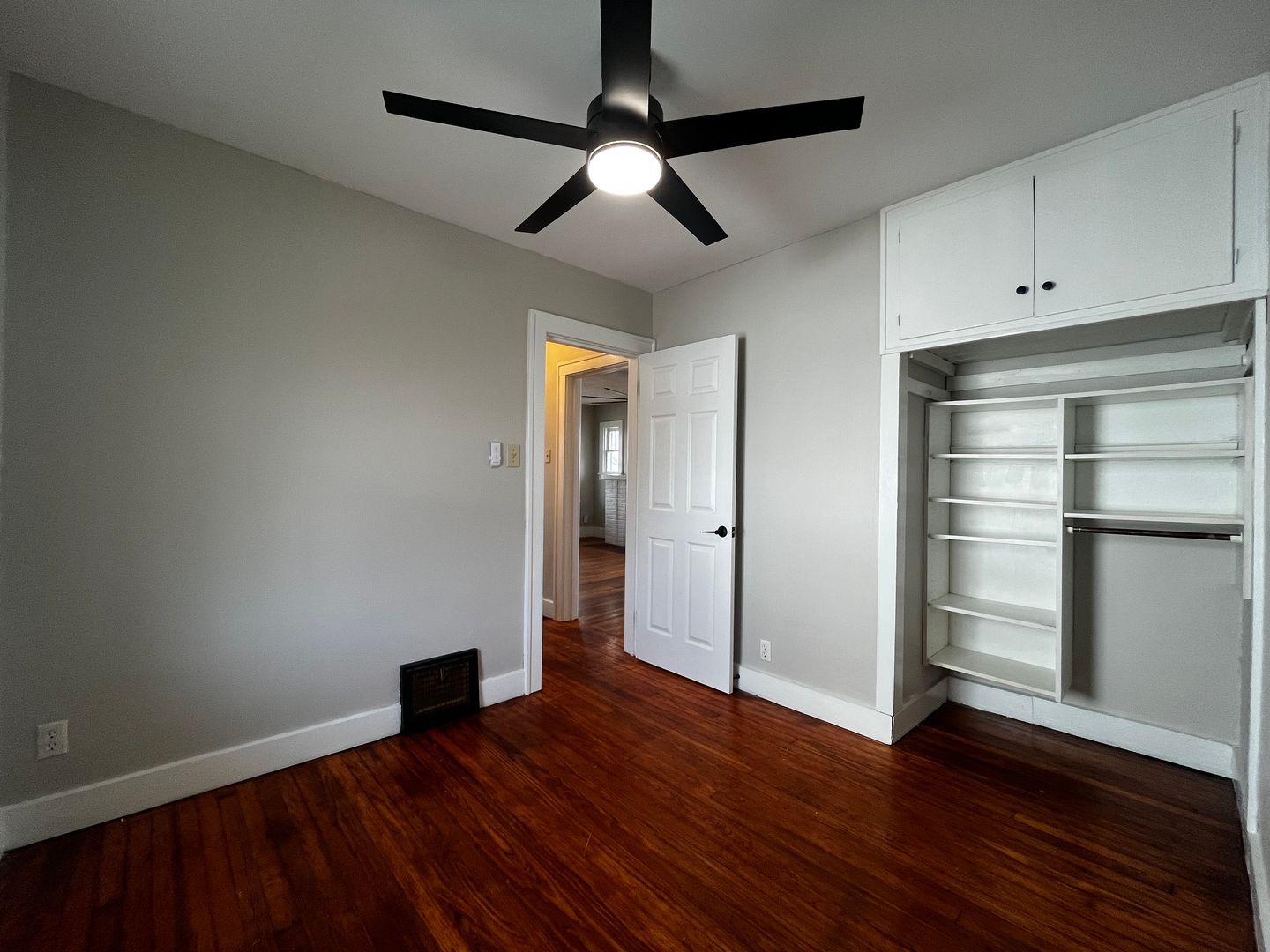 Building Photo - 1643 Hinton Dr