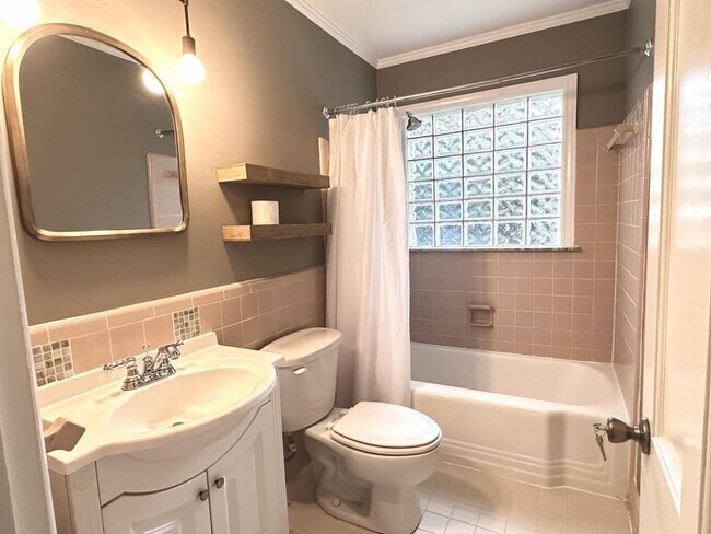 Building Photo - 2530 Mirror Lake Dr