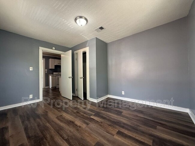 Building Photo - 425 Carpenter St