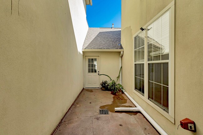 Building Photo - Fully Furnished 2 Bed / 2 Bath with Garage & Courtyard in Village St. George