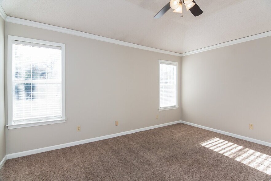 Building Photo - 2214 Lake Hill Ct